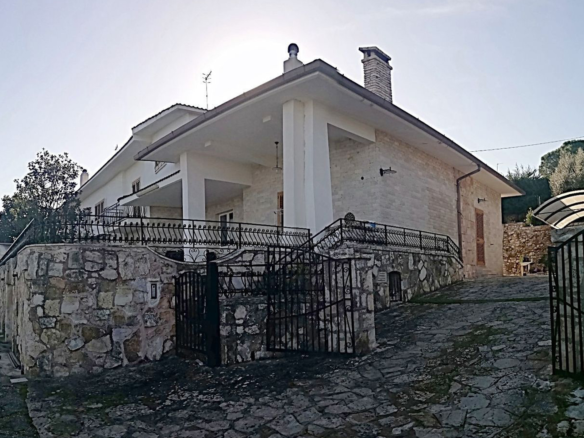 Villa Indipendente Su Due Livelli A Fasano