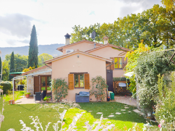 Panoramavilla mit Pool und Garten in Todi