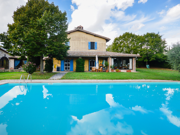 Renovierte Villa mit Pool und Garten in Montecastrilli