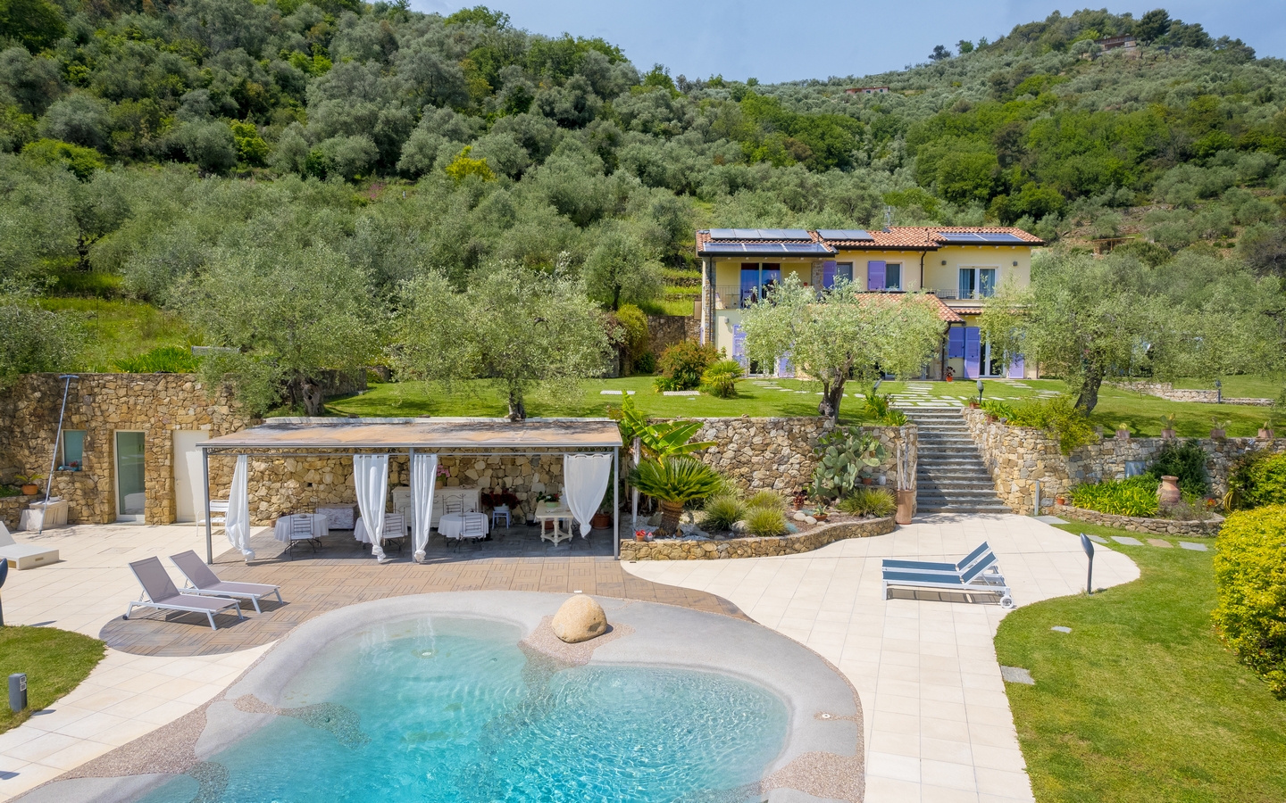 Villa Ristrutturata Con Piscina Immersa Nella Natura A Pochi Chilometri Dal Mare Di Ventimiglia