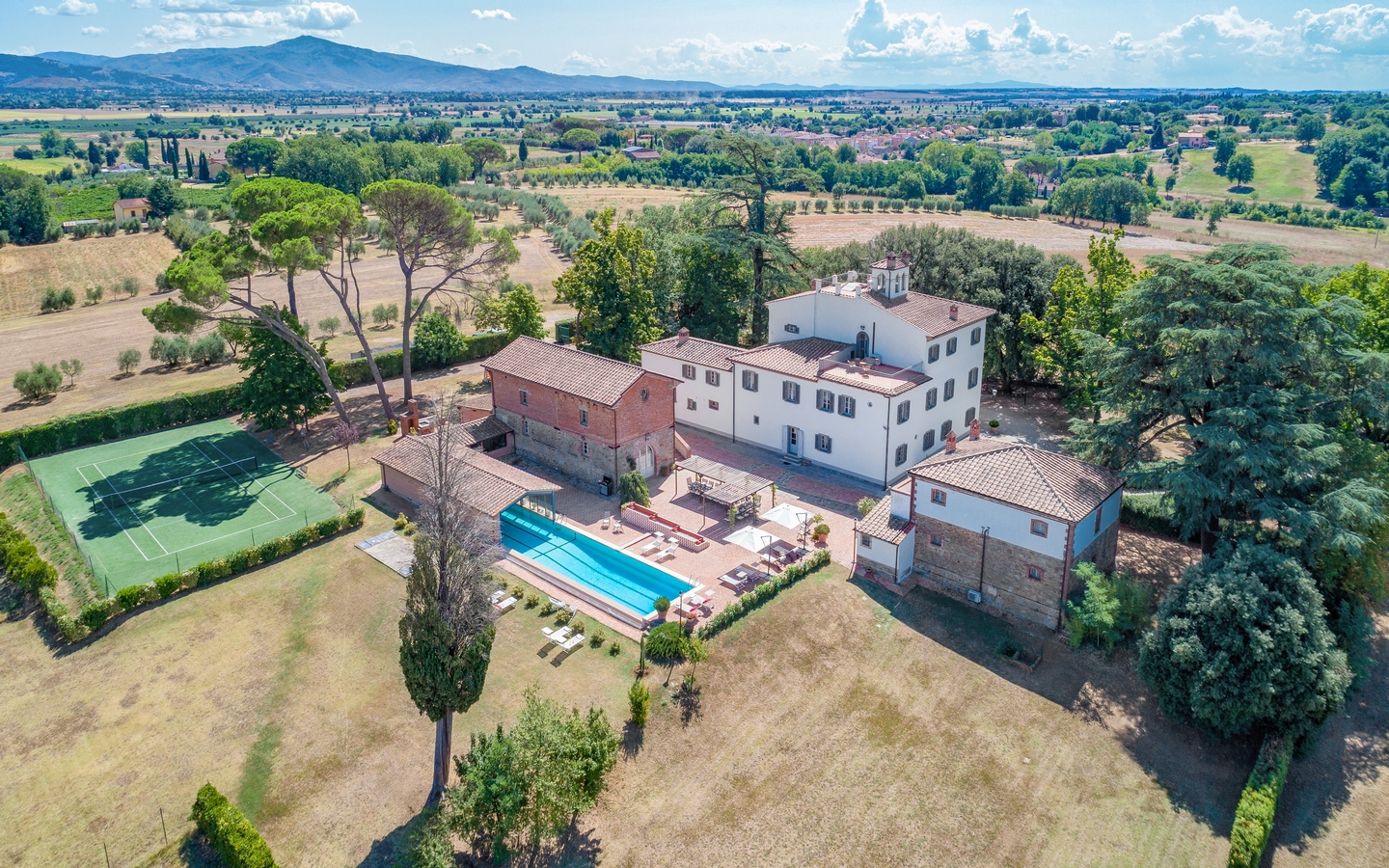 Villa with Swimming Pool, Tennis Court and Large Park in the Tuscan Countryside