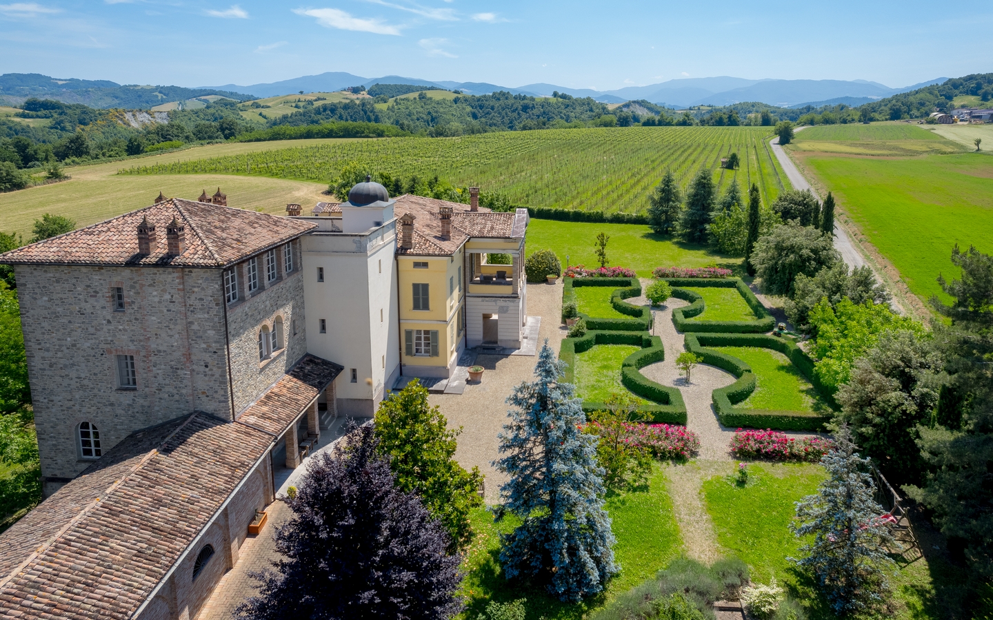 Villa di Lusso Con Vigneto e Architettura d’Autore Nel Parmense