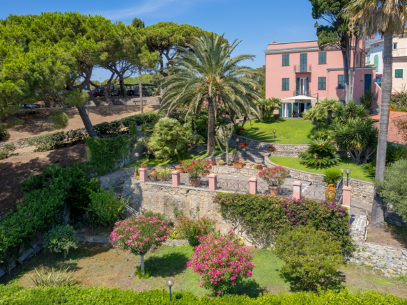 Villa di rilievo storico con grande parco a ridosso del mare e piscina a Bordighera