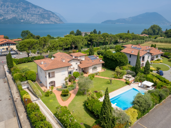 Villa moderna dall’anima classica con piscina a due passi dal Lago d’Iseo