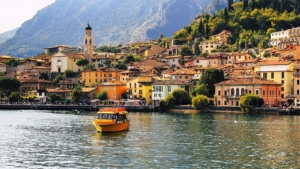 What key factors fluel the international demand for luxury homes in Lombardy?