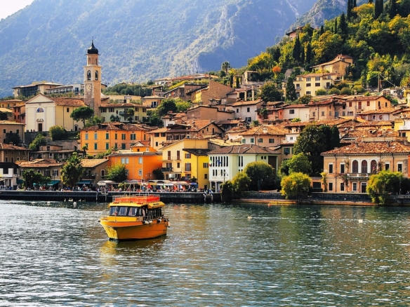 What key factors fluel the international demand for luxury homes in Lombardy?