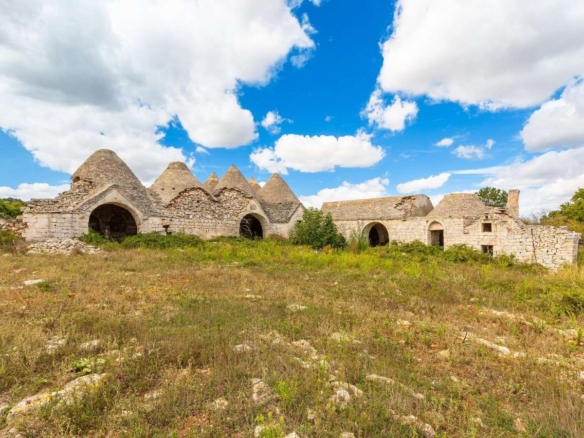 Antica Masseria Con 100 Ettari Di Terreno A Ceglie Messapica - Puglia