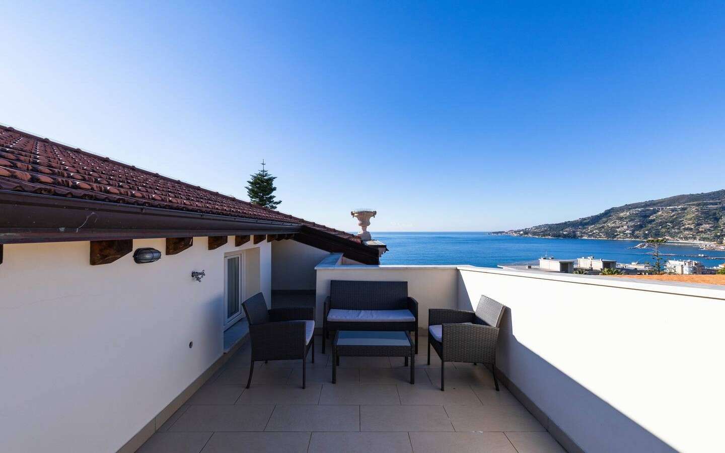 Appartamento Con Terrazzo E Vista Mare Nel Centro Di Ospedaletti