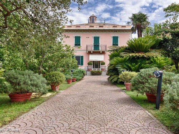 Elegante Villa D'epoca A 200 M Dal Mare – Albisola Superiore (Savona)
