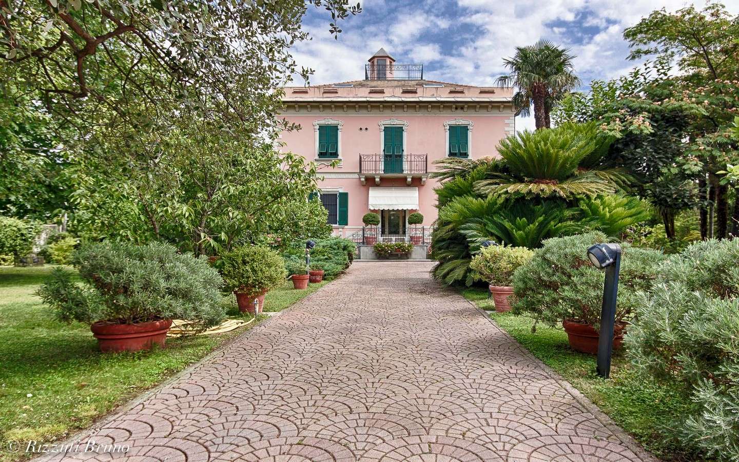 Elegante Villa D’epoca A 200 M Dal Mare – Albisola Superiore (Savona)