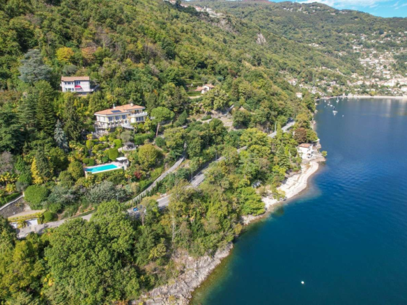 Esclusiva Proprietà Immersa Nel Verde Di Un Lussureggiante Parco Con Magnifica Vista Sul Lago Maggiore