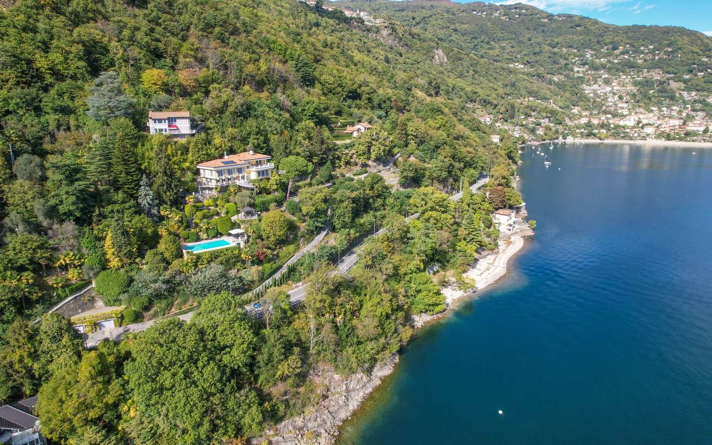 Ekskluzywna nieruchomość zanurzona w zieleni luksusowego parku ze wspaniałym widokiem na jezioro Maggiore