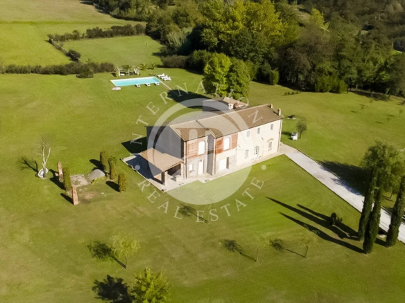 Eksklusivt renovert gårdshus i Luccas åser