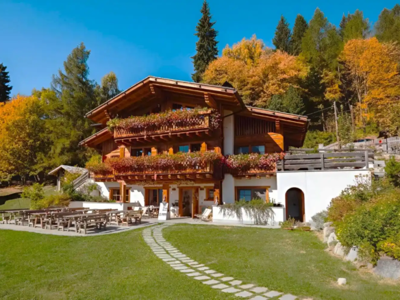 Prestigious chalet nestled in the unspoiled nature of the Dolomites
