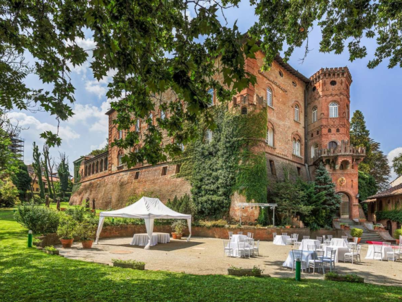 Prestigioso Castello Con Parco Secolare Ai Confini Del Monferrato In Piemonte