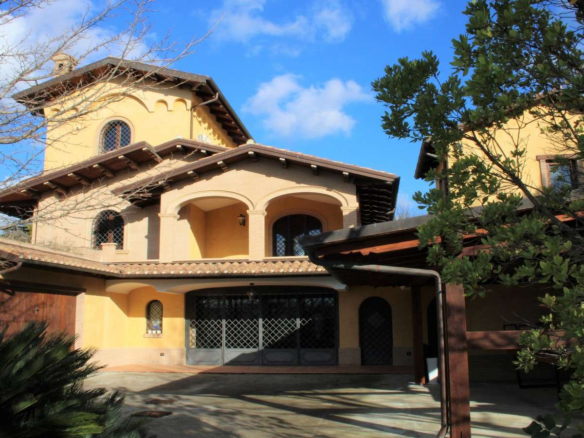 Villa Con Ampio Giardino A Tortoreto (Abruzzo)