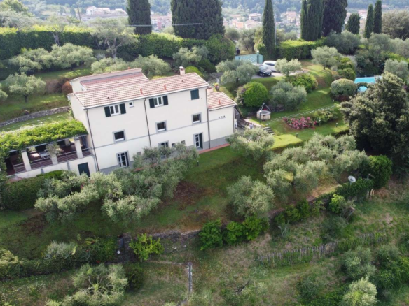 Villa Con Piscina E Terreno A Sarzana