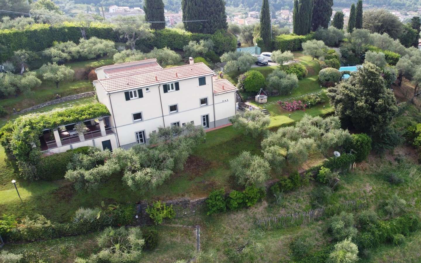 Villa Con Piscina E Terreno A Sarzana
