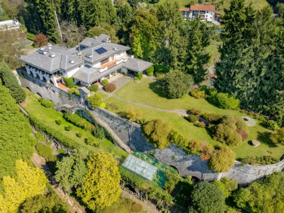Splendida villa di pregio con piscina e parco privato nelle colline biellesi