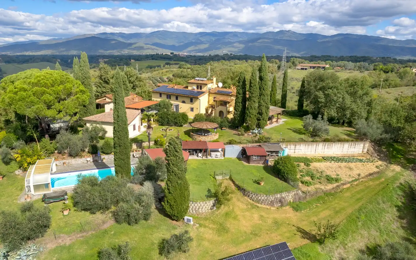 Incantevole Tenuta Nella Campagna Aretina Con Due Poderi Ristrutturati E 30 Ettari Di Parco Recintato