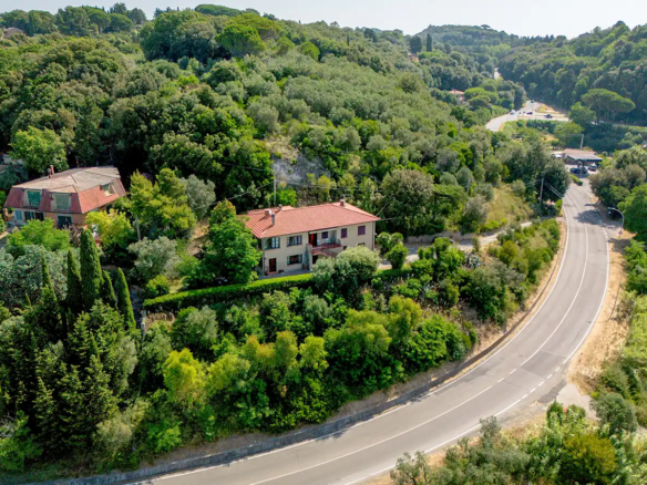 ai-51-casale-panoramico-in-vendita-nella-campagna-toscana (10)