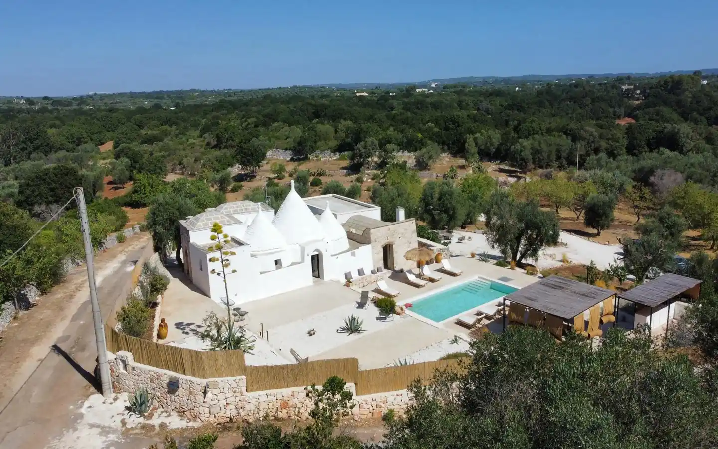 Prestige-Komplex von Trulli und Lamie mit Pool und Panoramablick in Ostuni, Apulien