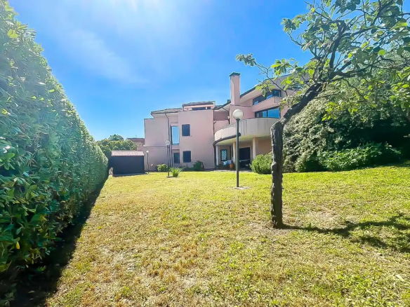 IB 691 Villa con Vista Mare e Colline a Fano