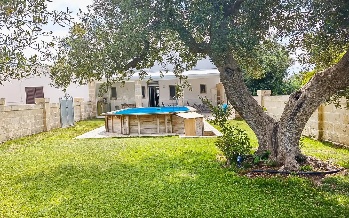 Contemporary Villa uima-altaalla Madonna Pozzo Guaciton kylässä