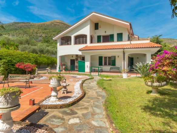 Villa Ristrutturata Con Giardino E Vista Mare A Ceriale, Riviera Ligure