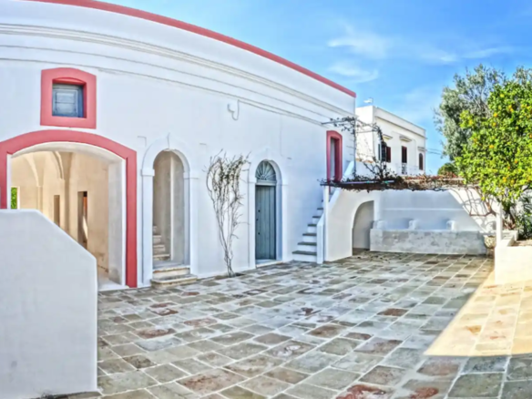 Typical semi-refurbished farmhouse a few km from the sea at Torre Canne