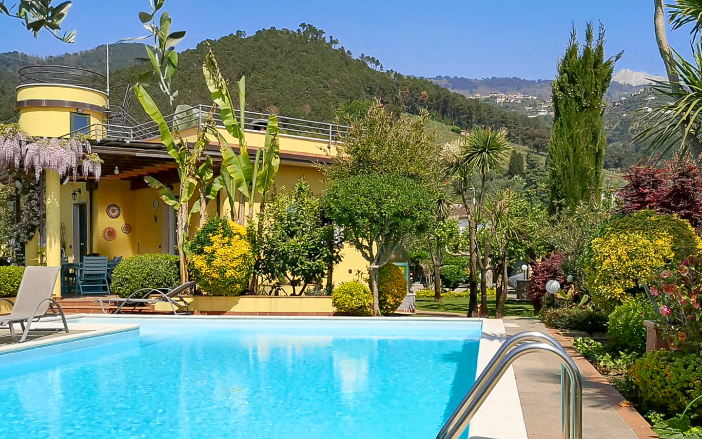 Moderne designvilla med pool i Versilia