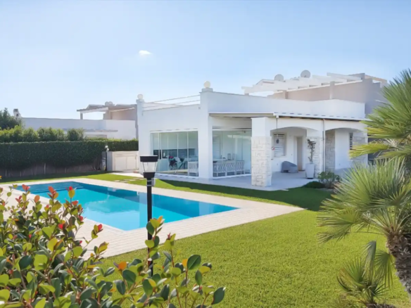 SI 105 Fritliggende villa med pool og solarium i Capitolo Di Monopoli, kort afstand fra havet