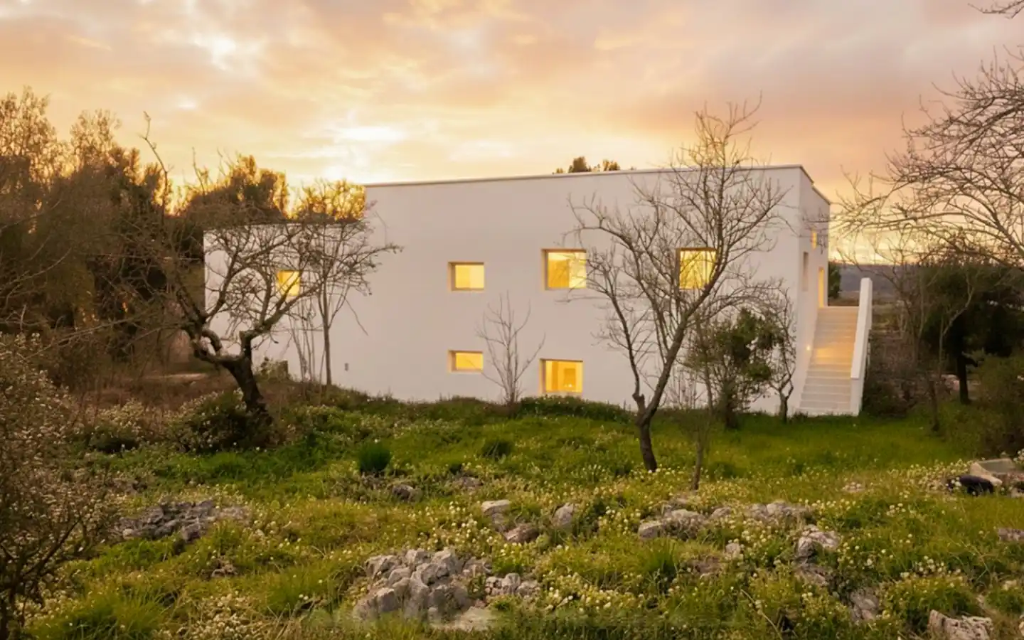 Bondegård til renovering med stor grund og panoramaudsigt