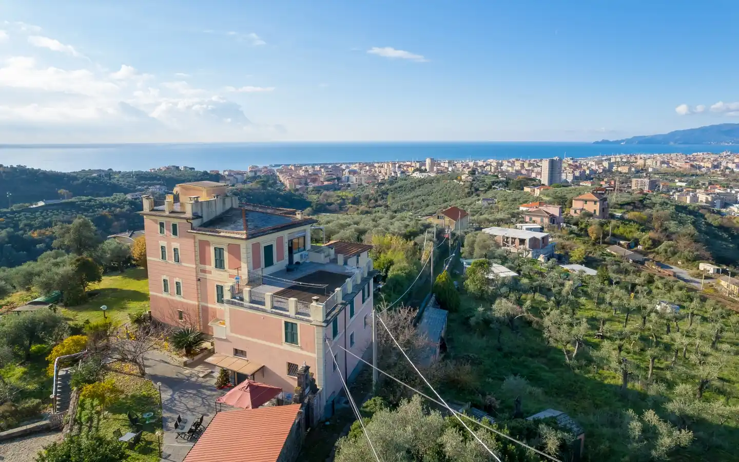 Villa i en dominerende position i Lavagna med panoramaudsigt over havet