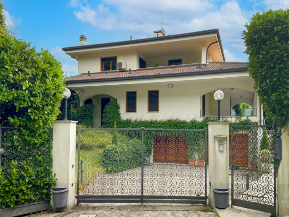 IB 766 Villa med have i Como