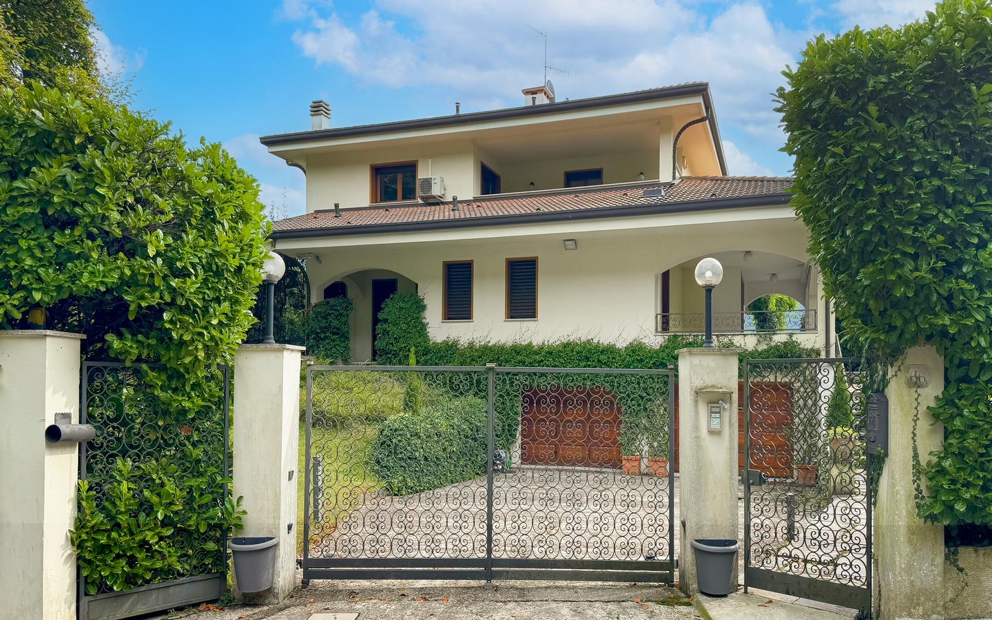 Prestisjefylt villa med utsikt over innsjøen noen få minutter fra Como sentrum