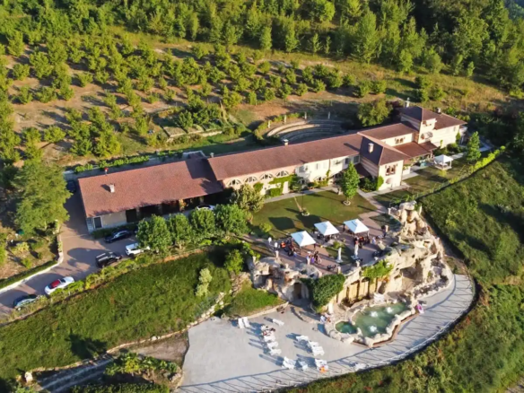 IB 768 Langhe ejendom med pool og jord (1)