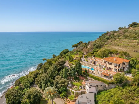 IB 770 Villa med havudsigt og pool i Imperia