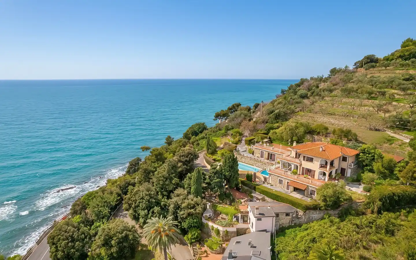 Villa ved havet med pool og udsigt på Borgo Parasio, Imperia