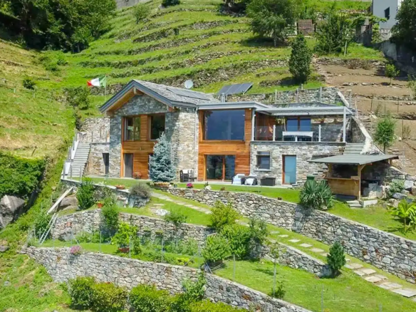 IB 773 Renoveret villa med panoramaudsigt i Chiavenna