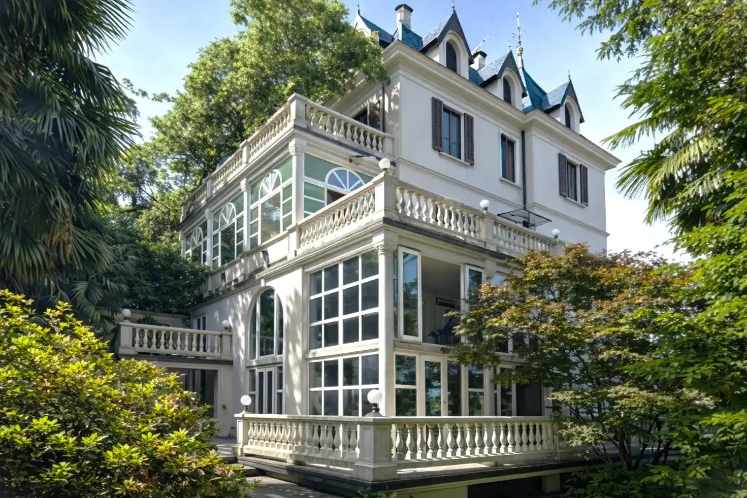 Liberty-villa i privat park med basseng ved Lago Maggiore, Luino