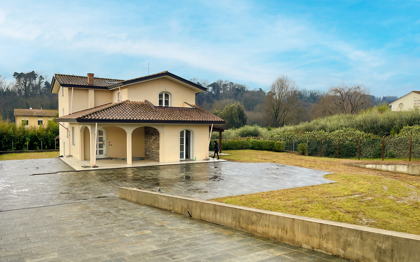Nybygget villa med have i bakkerne ved Capannori, Lucca, Toscana