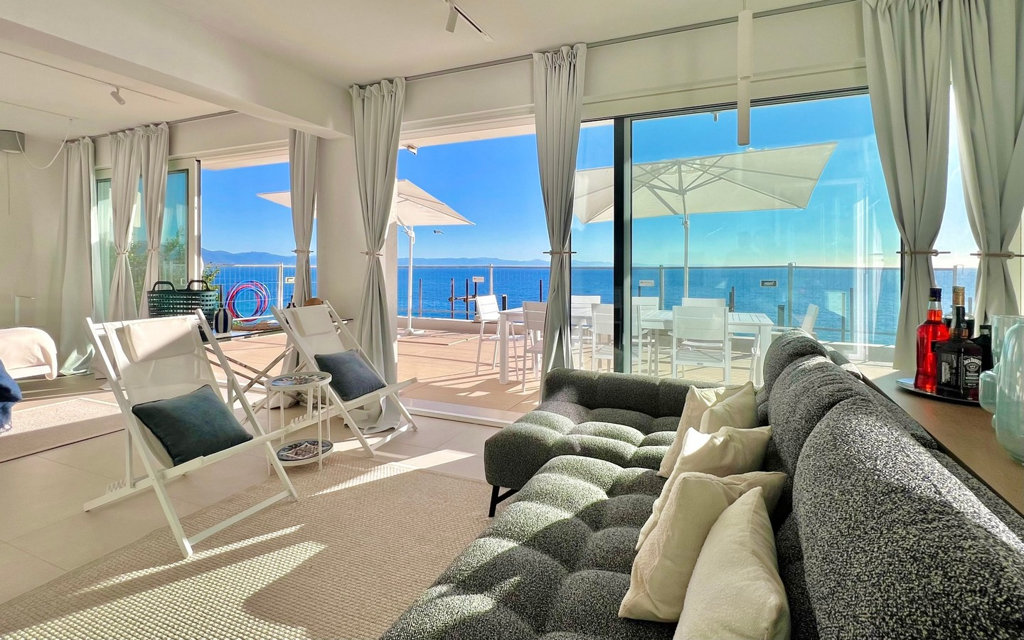 Eksklusiivinen merenranta-asunto, jossa terassi ja suora pääsy rannalle Bergeggissä