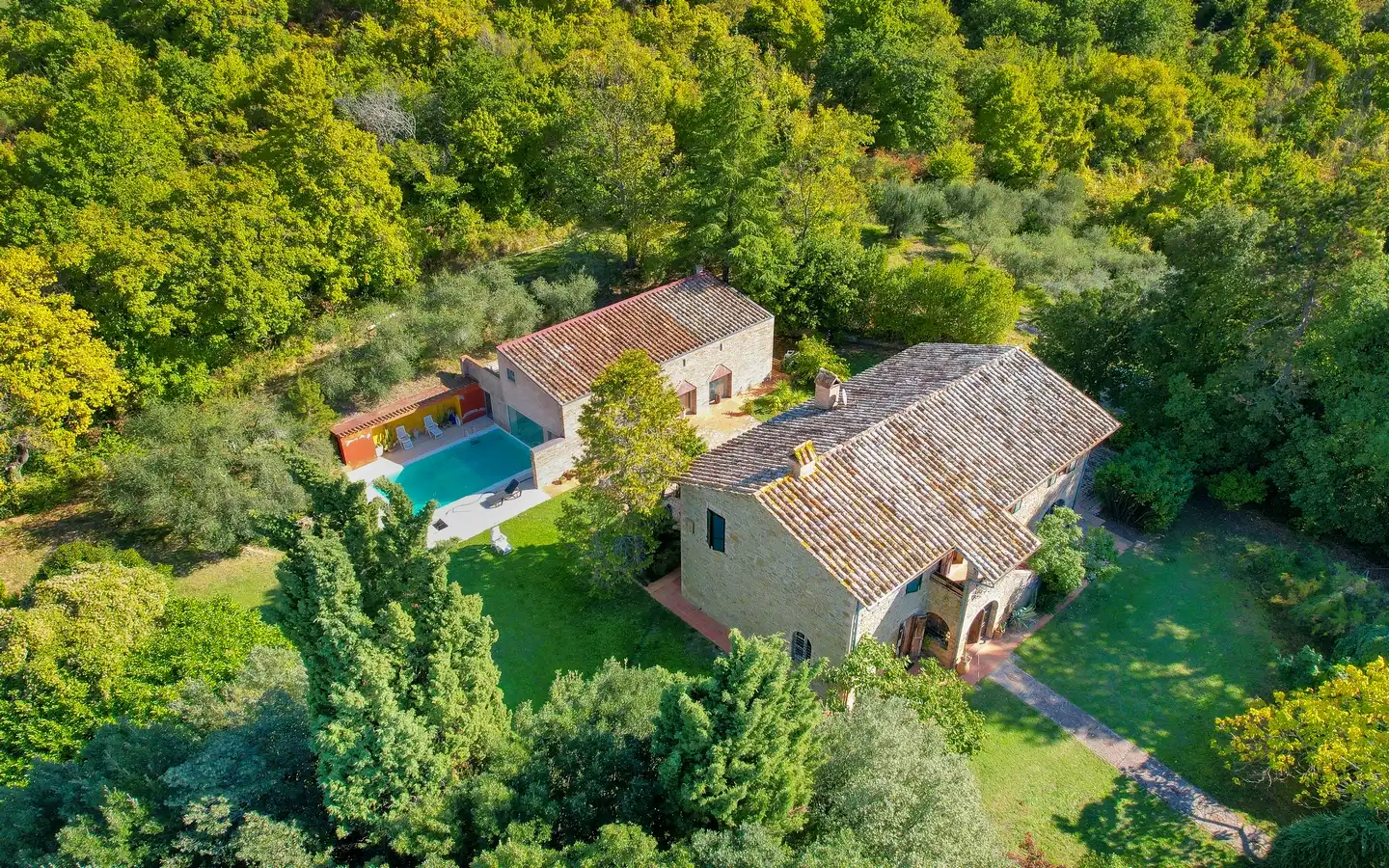 Villa og dependance med pool midt i det grønne lige uden for Perugia