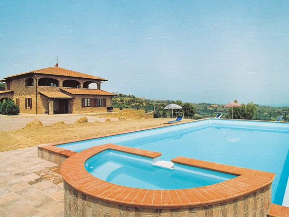 IB 776 Bondegård med pool og jord Montepulciano (1)
