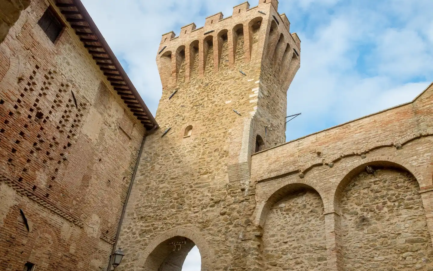 Charmerende middelalderslot med tårn i Nestor-dalen, Sant'Apollinare