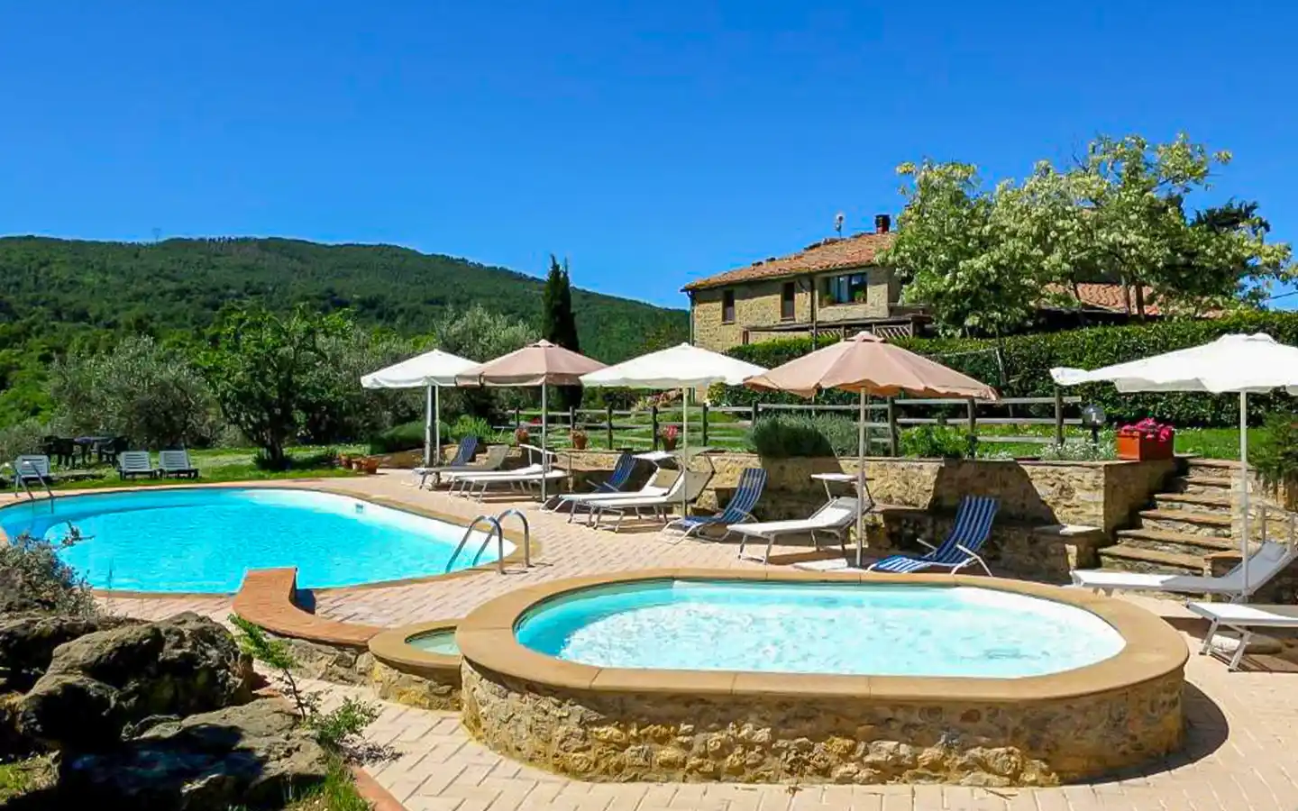 Роскошный фермерский дом с органическим поместьем и бассейном в Помаранче