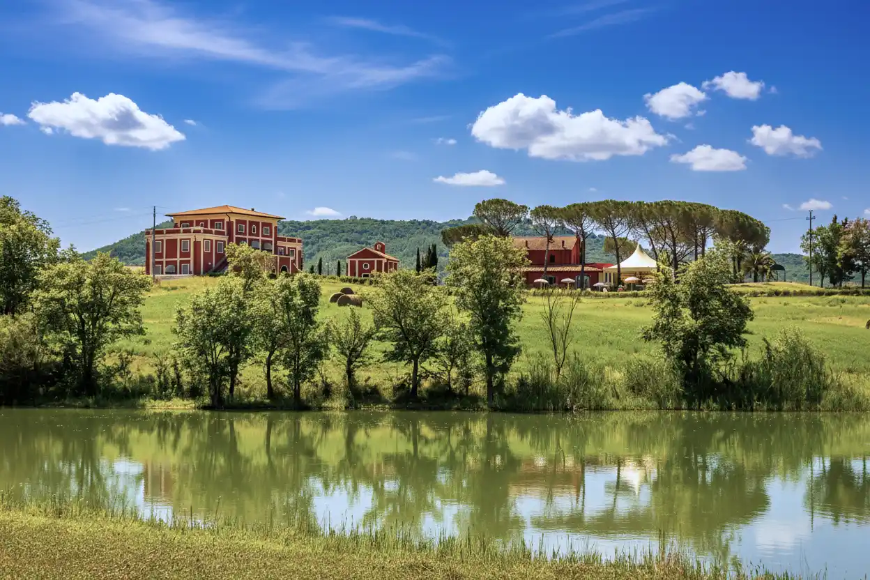 Prestigefyldt ejendom med pools og stor grund i Capalbio