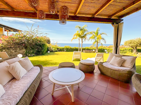 IS 13 Panoramavilla med udsigt over øen Cirella