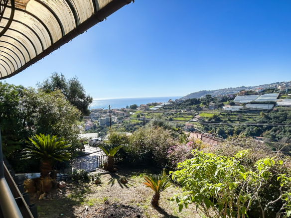 Villa ikke langt fra Sanremos centrum, med swimmingpool og have med havudsigt